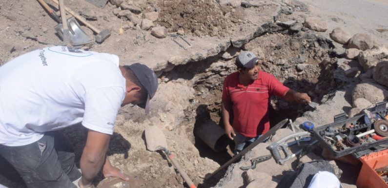 Reparan línea de agua potable dañada por maquinaria