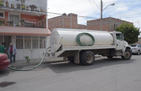 Ofrece municipio pipas con agua en colonia afectada por suministro