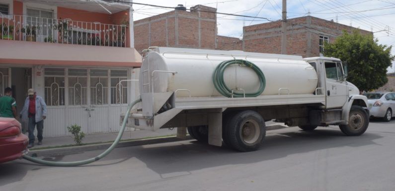 Ofrece municipio pipas con agua en colonia afectada por suministro