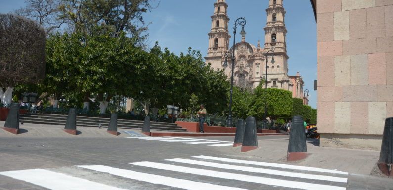 Trabaja vialidad en el mantenimiento de la señalética del Centro Histórico