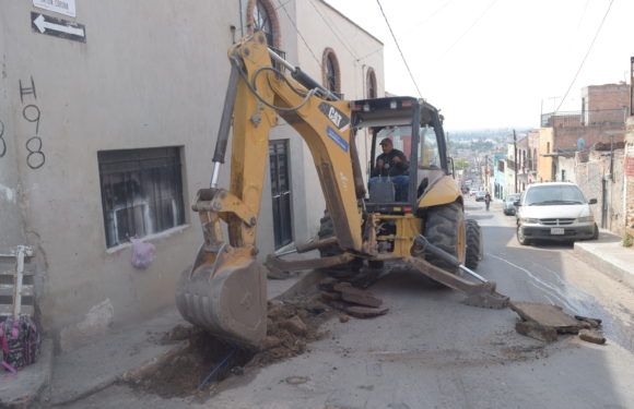 Cambian líneas de conducción de agua potable en calle Ramón Corona