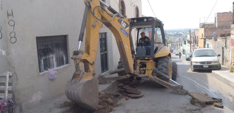 Cambian líneas de conducción de agua potable en calle Ramón Corona