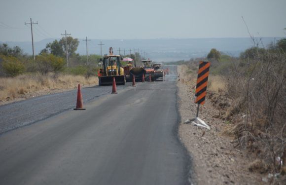 Registra notable avance la rehabilitación de la carretera a El Puesto