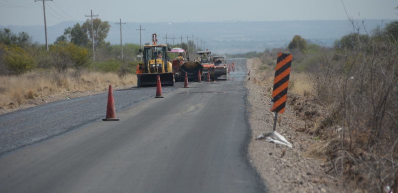 Registra notable avance la rehabilitación de la carretera a El Puesto
