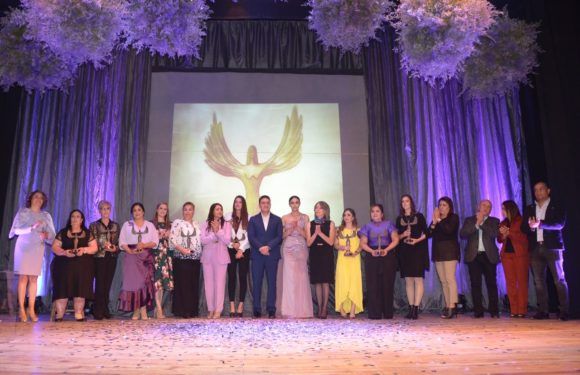 Reconocen labor y trayectoria de ocho mujeres laguenses