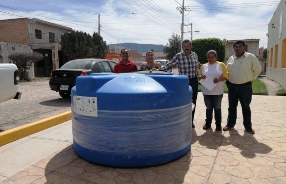 Entregan trece tinacos y dos cisternas en San Miguel del Cuarenta