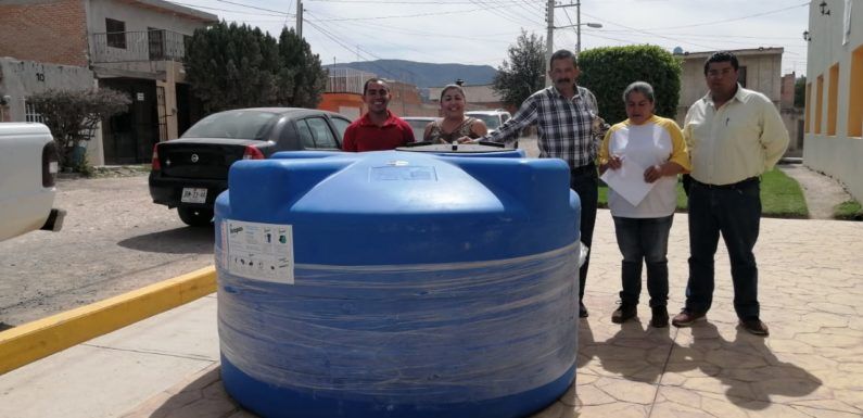 Entregan trece tinacos y dos cisternas en San Miguel del Cuarenta