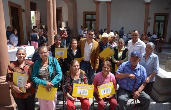 Entregan 15 Visas humanitarias a adultos mayores