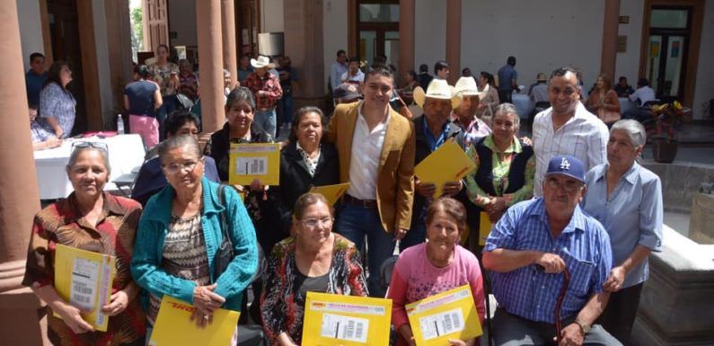 Entregan 15 Visas humanitarias a adultos mayores