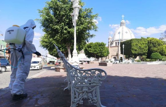 Sanitizan espacios públicos en Unión de San Antonio