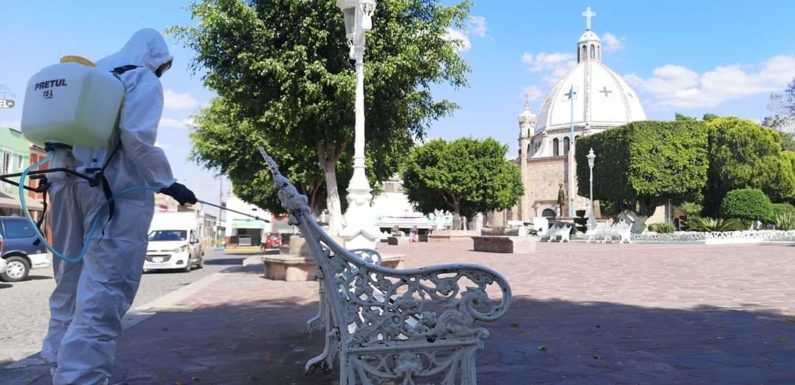 Sanitizan espacios públicos en Unión de San Antonio