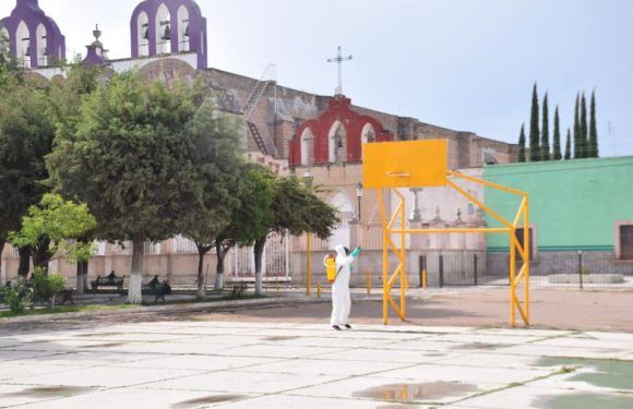 Sanitizan espacios públicos en comunidades rurales