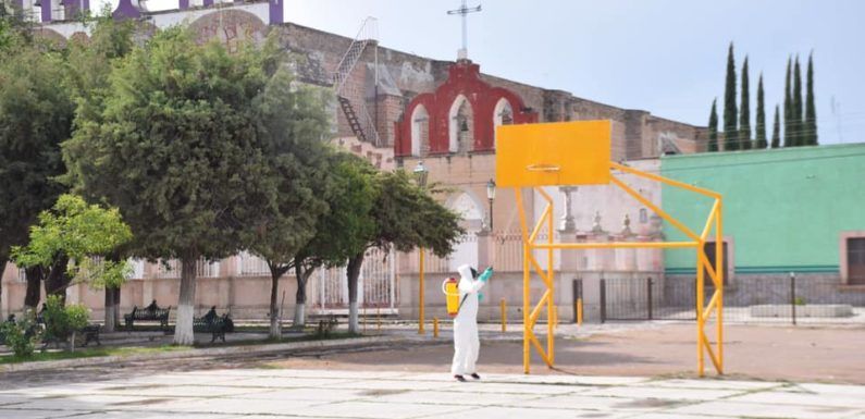 Sanitizan espacios públicos en comunidades rurales
