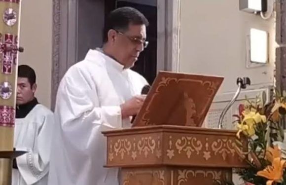 Sacerdote de Jalos interrumpe misa para contestar llamada del Papa Francisco