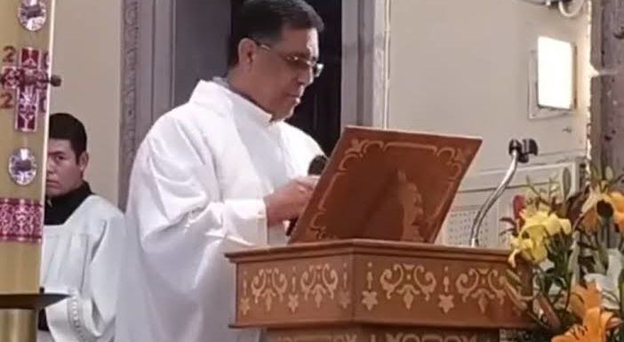Sacerdote de Jalos interrumpe misa para contestar llamada del Papa Francisco