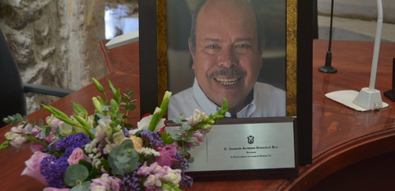 Rinden homenaje póstumo al regidor Joaquín Alfredo González Buz
