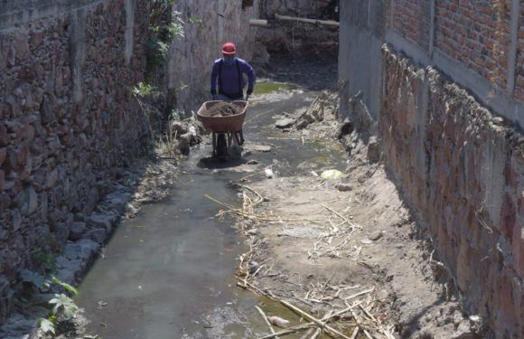 Desasolvan aroyos y monitorean lugares de riesgo ante llegada de lluvias