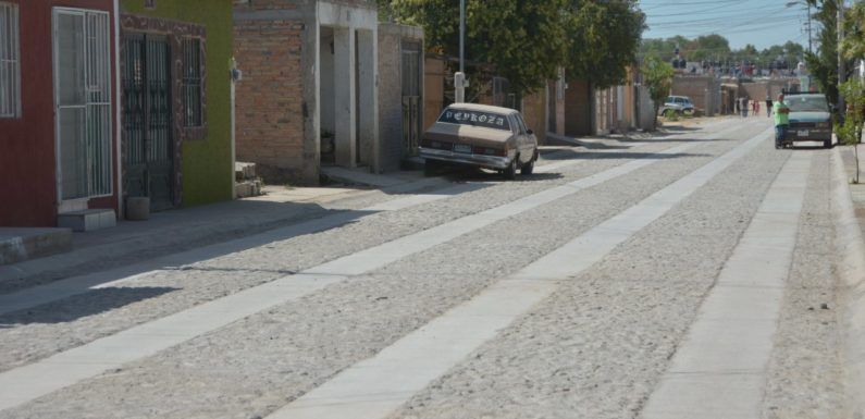 Entrega Tecutli Gómez la calle Valle de Atemajac en las Huertitas totalmente reconstruida