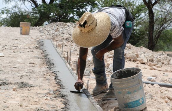 Construyen Plaza Pública en comunidad Media Luna de Encarnación de Díaz