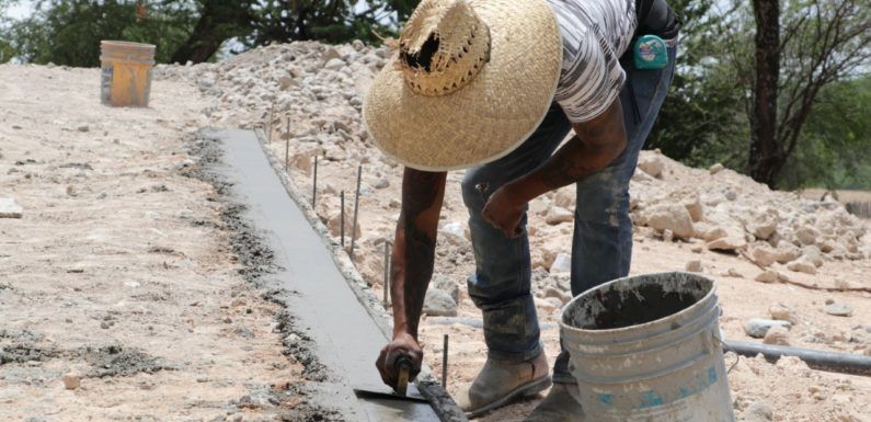 Construyen Plaza Pública en comunidad Media Luna de Encarnación de Díaz