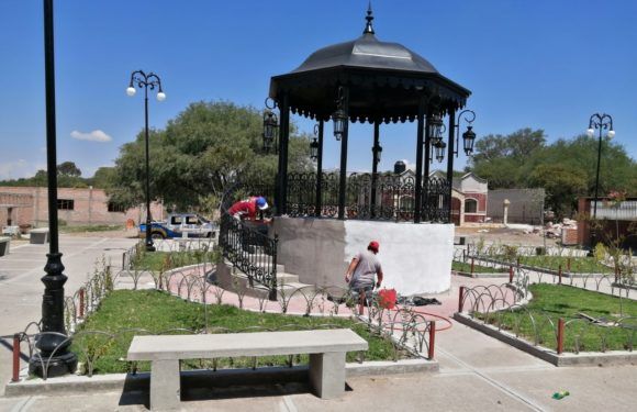 Avanzan los trabajos de construcción de la plaza pública en ejido el Mezquita