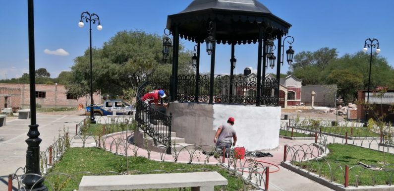 Avanzan los trabajos de construcción de la plaza pública en ejido el Mezquita