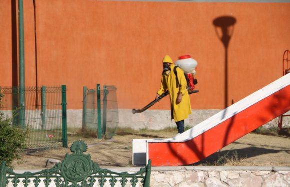 Fumigan y sanitizan espacios públicos