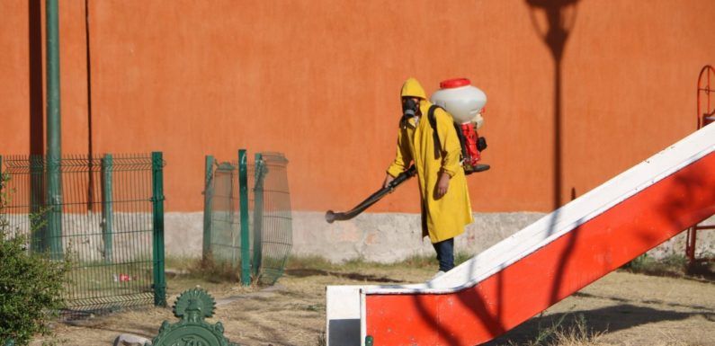 Fumigan y sanitizan espacios públicos