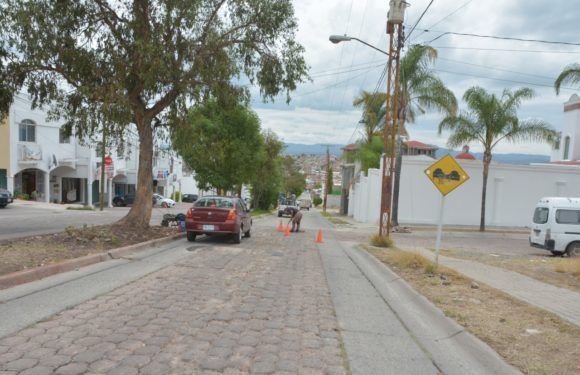 Repara personal de Obras Públicas calles dañadas por la lluvia