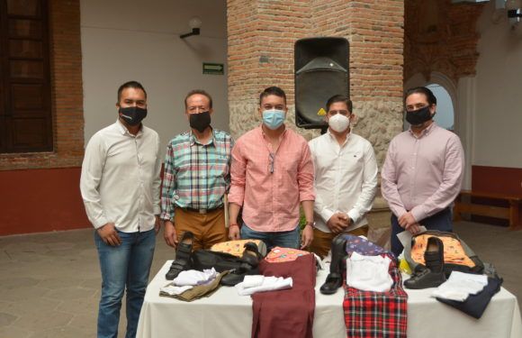Inicia la entrega de mochilas con útiles y uniformes
