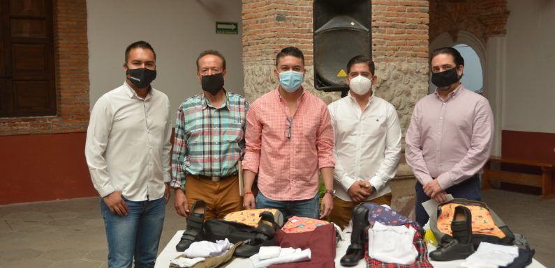 Inicia la entrega de mochilas con útiles y uniformes