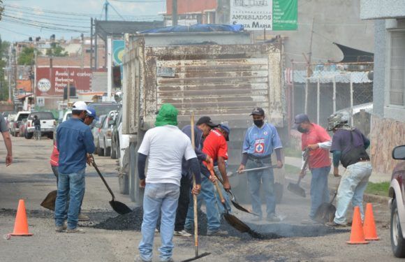 Realizan bacheo en bulevar Orozco y Jiménez