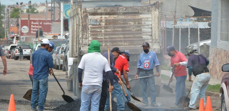 Realizan bacheo en bulevar Orozco y Jiménez