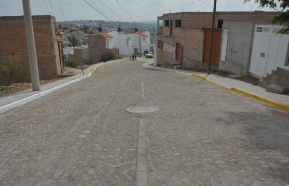 Inaugura Tecutli Gómez reconstrucción de la calle Custiques