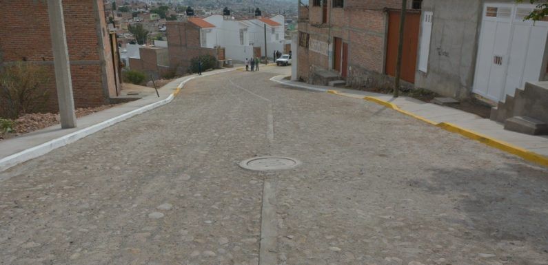 Inaugura Tecutli Gómez reconstrucción de la calle Custiques