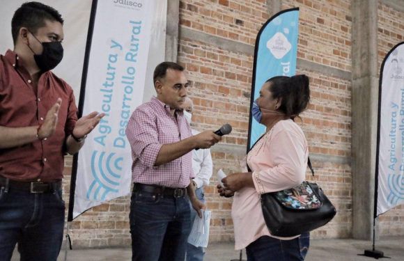 Entrega Tecutli Gómez apoyos a campesinos