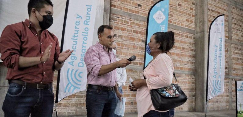 Entrega Tecutli Gómez apoyos a campesinos