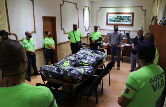 Entregan uniformes a elementos de tránsito municipal