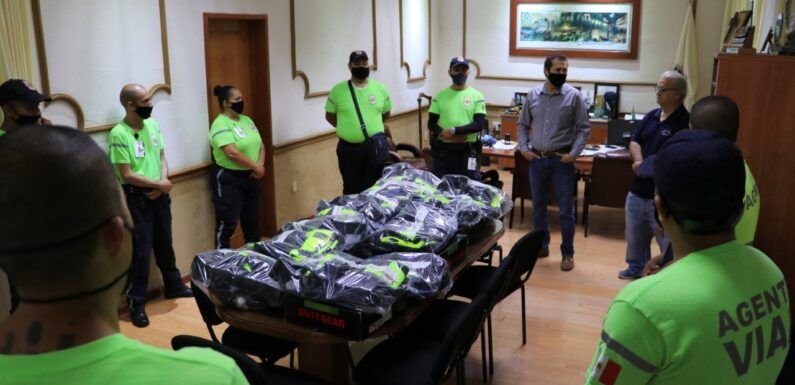 Entregan uniformes a elementos de tránsito municipal