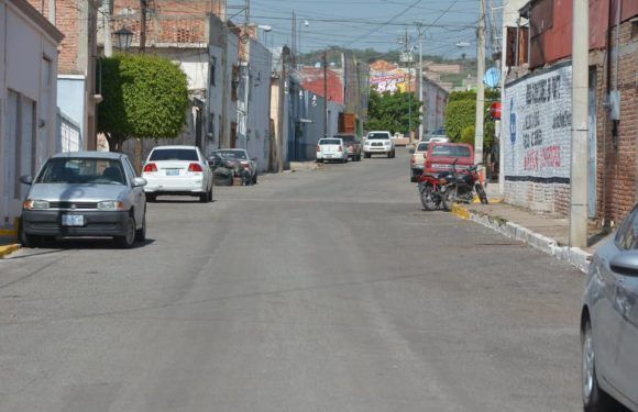 Inaugura Tecutli Gómez asfaltado de la calle Francisco Romo