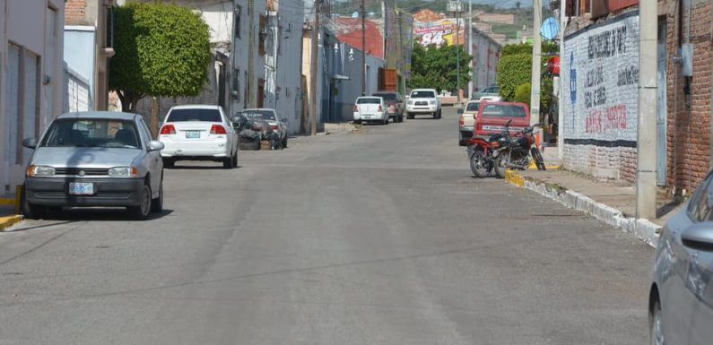 Inaugura Tecutli Gómez asfaltado de la calle Francisco Romo