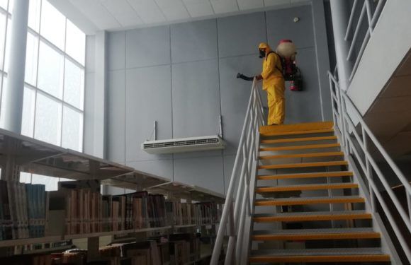 Fumigan y sanitizan centros escolares y espacios públicos