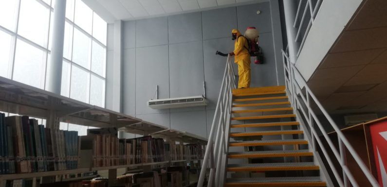 Fumigan y sanitizan centros escolares y espacios públicos