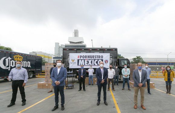 Dona Grupo Modelo gel, cubrebocas y agua embotellada