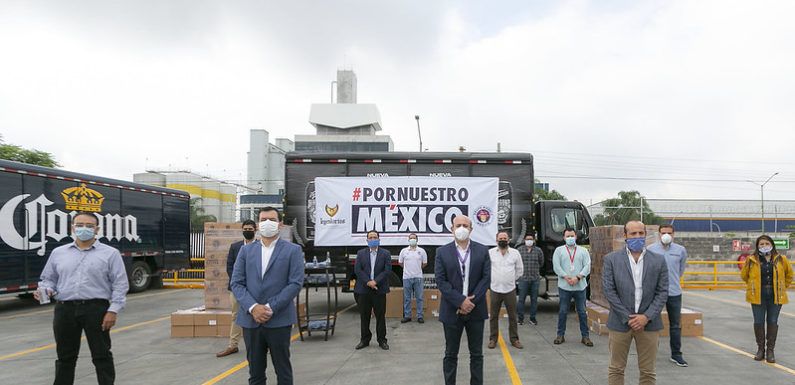Dona Grupo Modelo gel, cubrebocas y agua embotellada