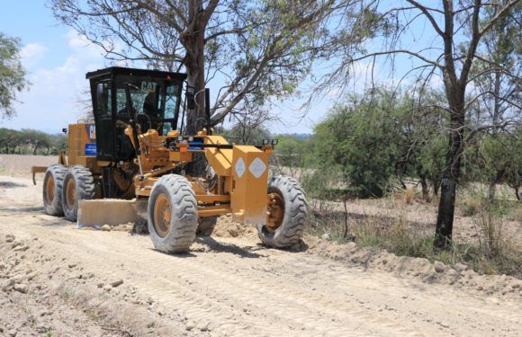 Trabaja módulo de maquinaria en la reparación de caminos rurales