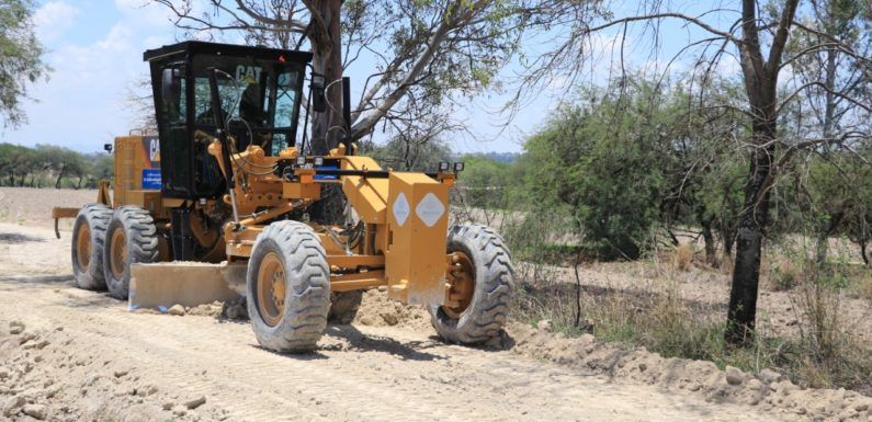 Trabaja módulo de maquinaria en la reparación de caminos rurales
