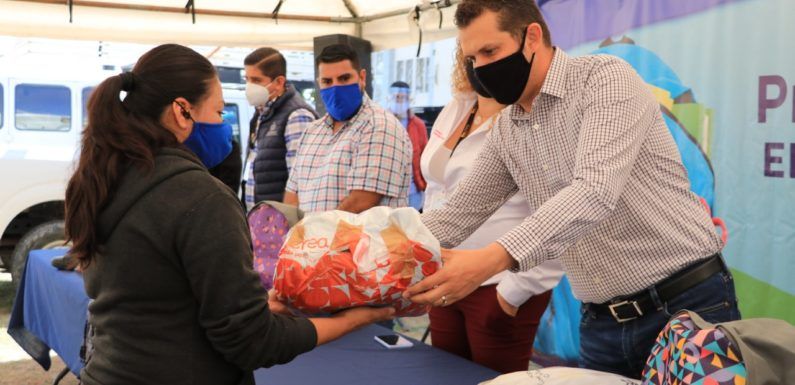 Benefician con mochilas, útiles y uniformes a más de 11 mil estudiantes