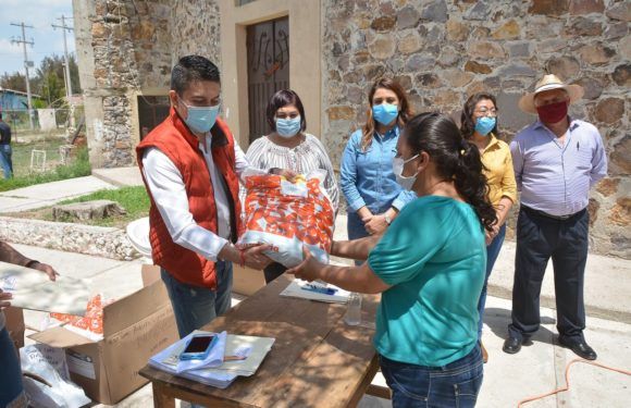 Continúa la entrega de mochilas con útiles y uniformes en la comunidad de San Isidro
