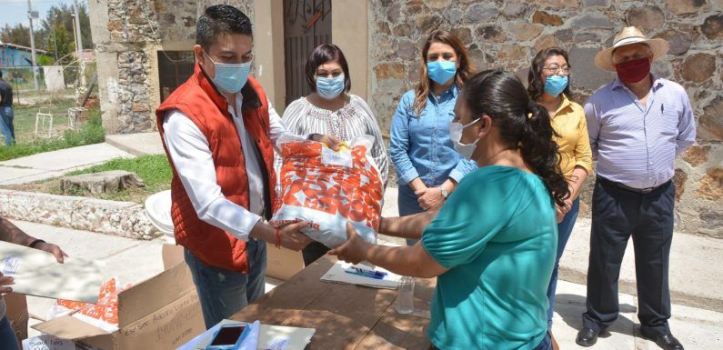 Continúa la entrega de mochilas con útiles y uniformes en la comunidad de San Isidro